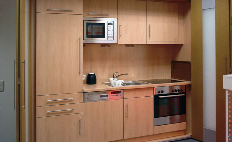 Schrankküche mit voller Ausstattung geöffnet