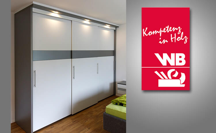 Schlafzimmer mit Schlafzimmerschrank mit automatischer Beleuchtung