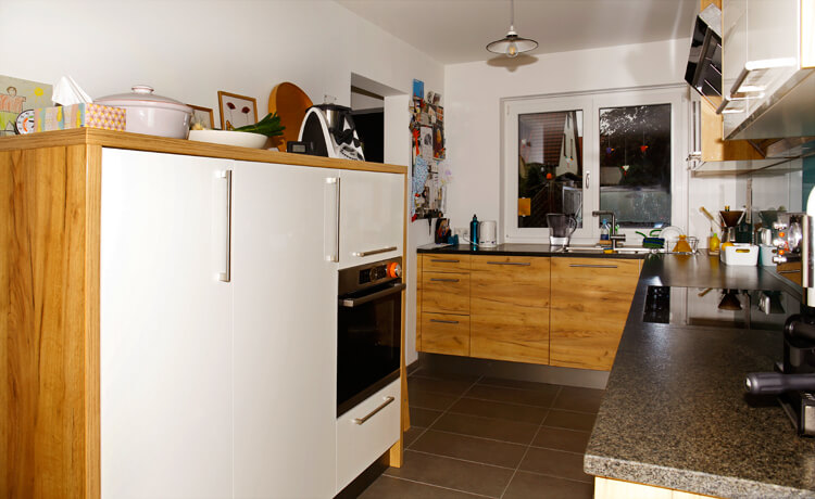 Küche mit Highboard für Backofen, Kühlschrank und Abteilung für Geschirr und Lebensmittel