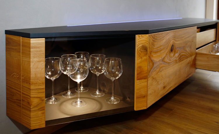 Sideboard mit Glastüren an abgeschrägten Seitenelementen