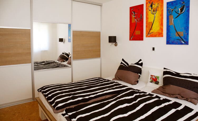 Schlafzimmer komplett mit Schwebetürenschrank und Futonbett