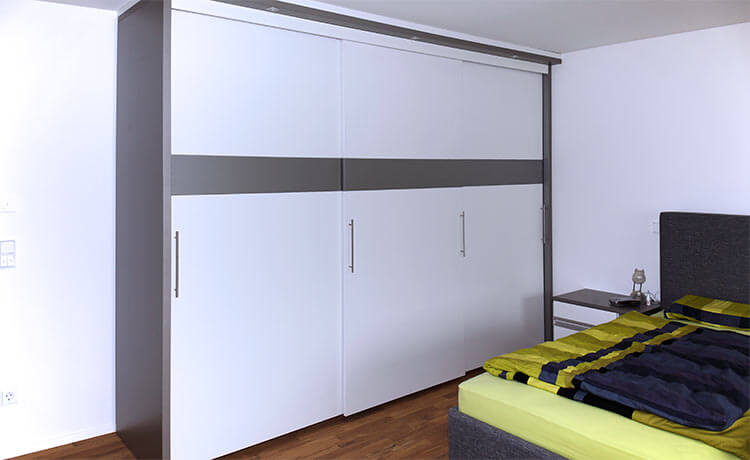 Schlafzimmer komplett mit Schwebetürenschrank