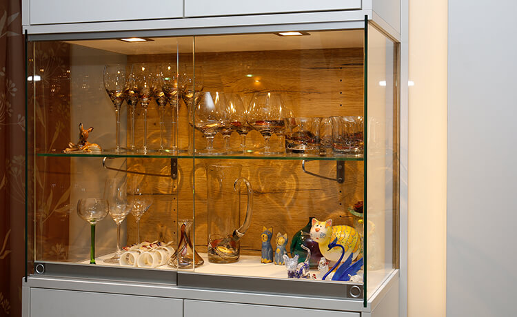 Schrank mit Vitrine Mittelteil