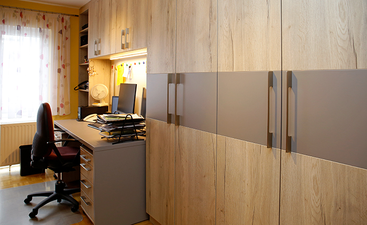 Home-Office im Arbeitszimmer: Einbauschrank mit integriertem Schreibtisch