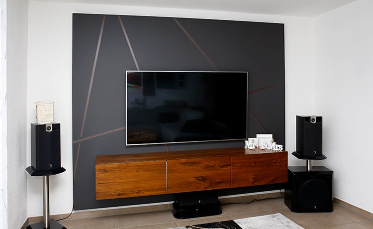 TV-Wand mit Sideboard und dynamischer LED-Hintergrundbeleuchtung