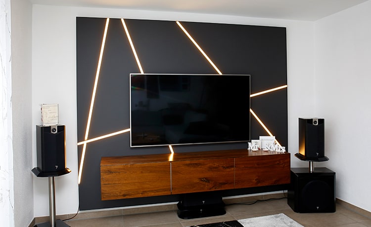 TV-Wand mit Sideboard und dynamischer LED-Hintergrundbeleuchtung